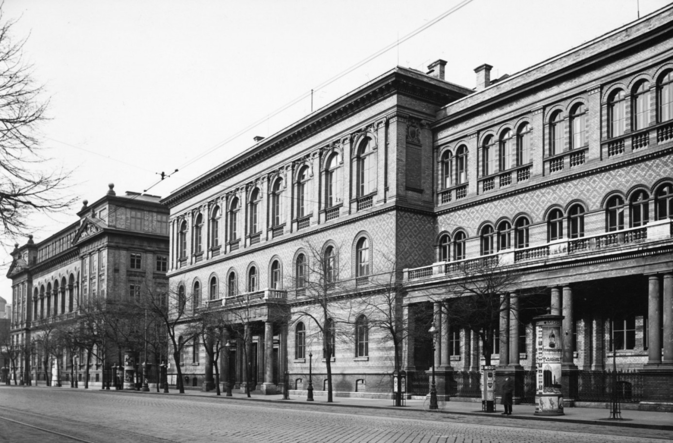 Фасадата на Университет Петер Пазмань на бул. Музеум през 1941 г.